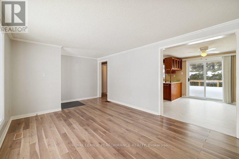 29377761/348-amiens-street/bilberry-creekqueenswood-heights/ottawa/ontario/K1E1N9_5