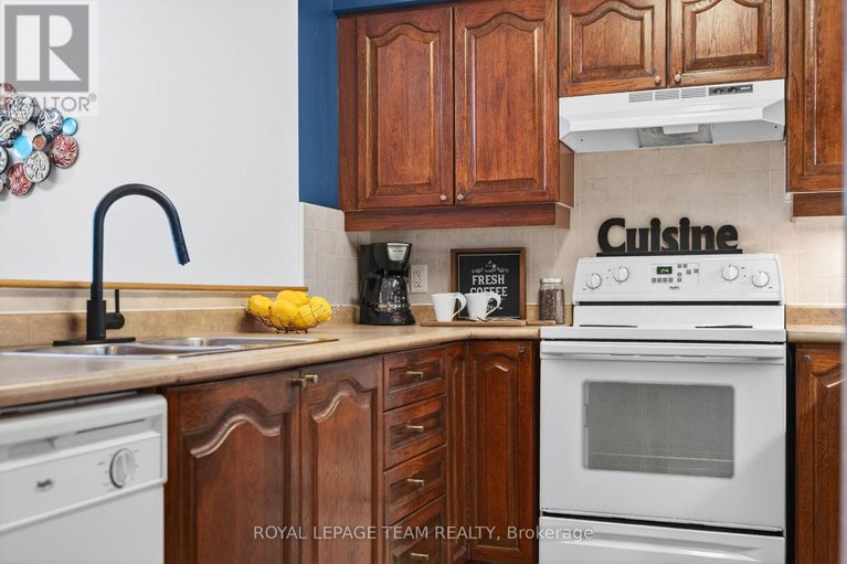 29651493/811-120-grant-carman-drive/mooneys-bayrevelstoke/ottawa/ontario/K2E1C8_12