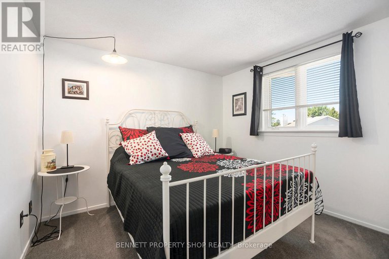 28778645/846-borland-drive/chatelaine-village/ottawa/ontario/K1E1X5_16