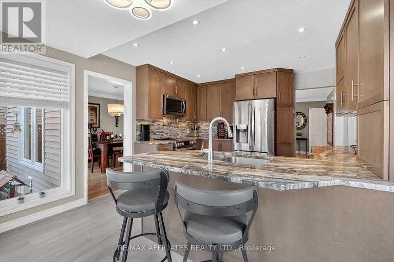 28886097/560-falwyn-crescent/fallingbrookridgemount/ottawa/ontario/K4A2A4_14