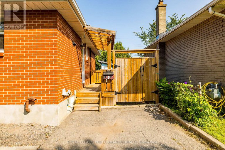 28842718/343-fullerton-avenue/overbrookcastle-heights/ottawa/ontario/K1K1K2_39
