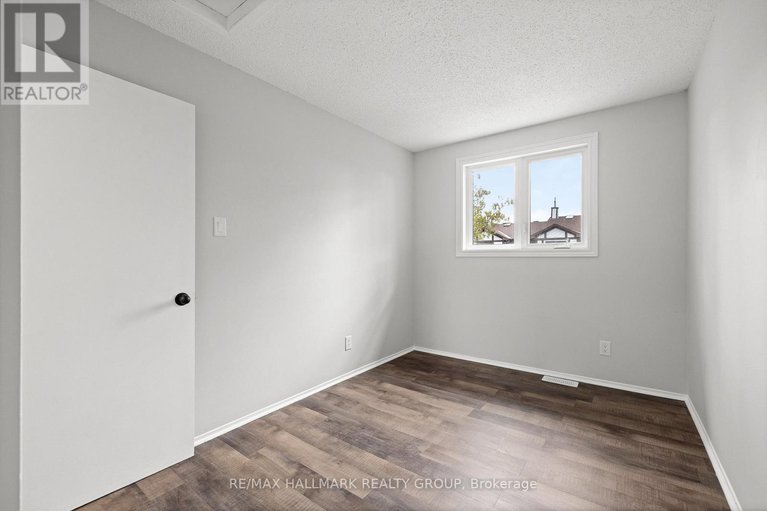 29300116/1083-millwood-court/convent-glen-north/ottawa/ontario/K1C3E9_27