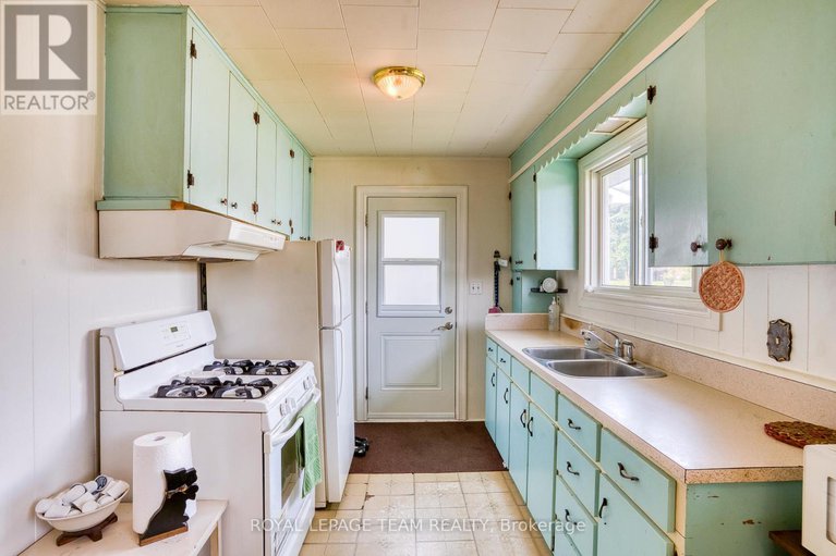 28469840/329-wylie-street/almonte/mississippi-mills/ontario/K0A1A0_15
