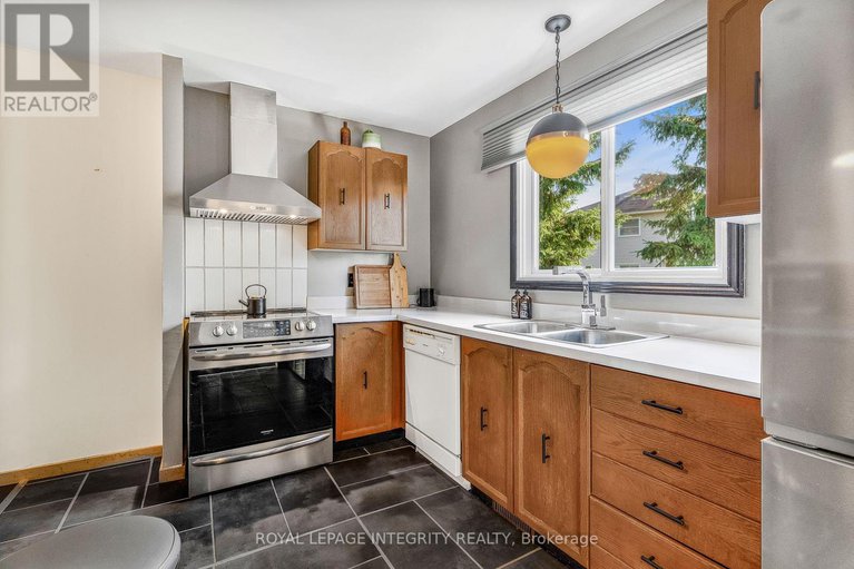 28956681/1454-deavy-way/bilberry-creekqueenswood-heights/ottawa/ontario/K1E2W8_14