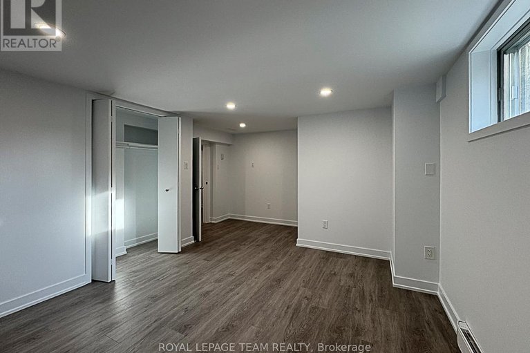 28916019/70-crownhill-street/cardinal-heights/ottawa/ontario/K1J7K8_16