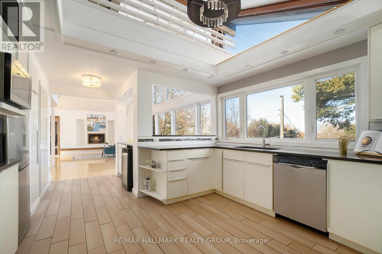 28569647/1053-chelsea-drive/viscount-alexander-park/ottawa/ontario/K1K0M7_13