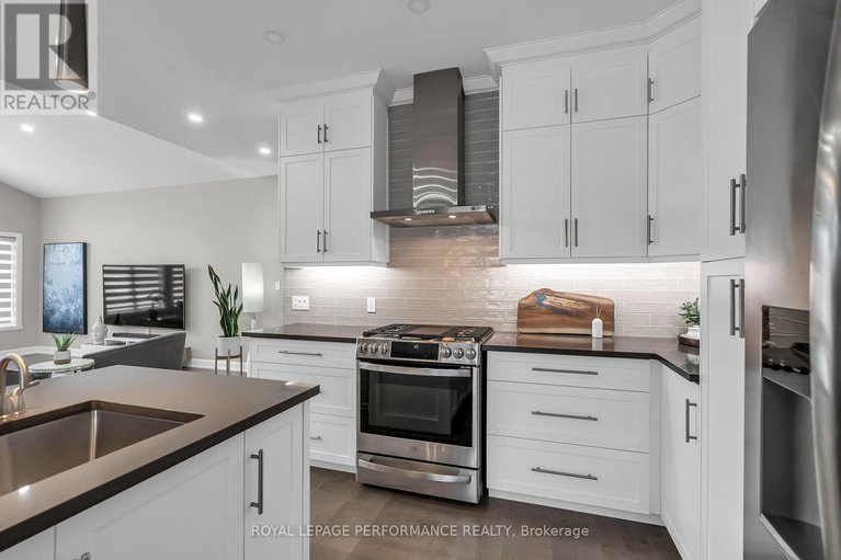 28627551/4-matthew-kieran-crescent/long-sault/south-stormont/ontario/K0C1P0_12