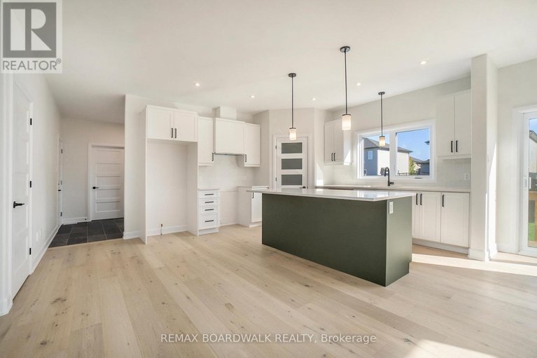 29490948/619-geneva-crescent/embrun/russell/ontario/K0A1W0_9