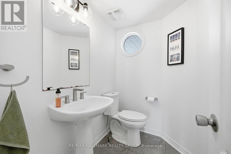 29425296/1660-country-walk-drive/chapel-hill/ottawa/ontario/K1C8E2_22