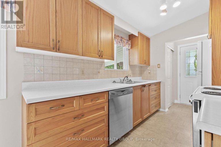 28611186/2234-bingham-street/elmvale-acresurbandale/ottawa/ontario/K1G2V7_6