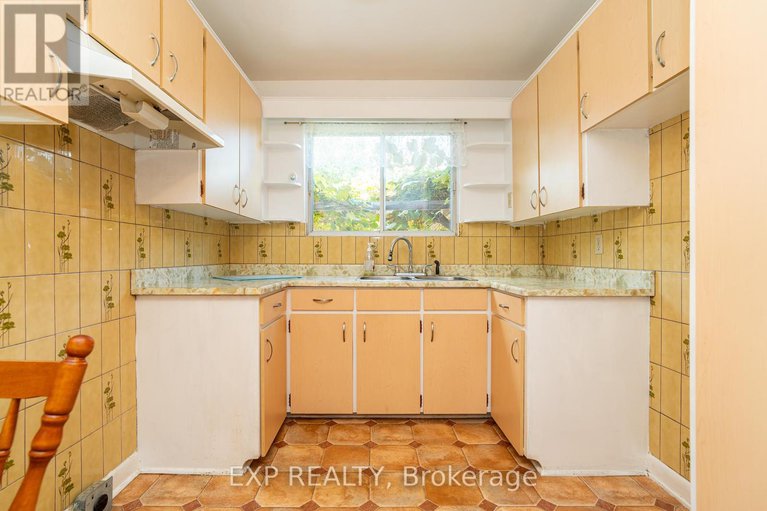 28904328/1008-riddell-avenue-s/mckellar-heightsglabar-park/ottawa/ontario/K2C2J5_7