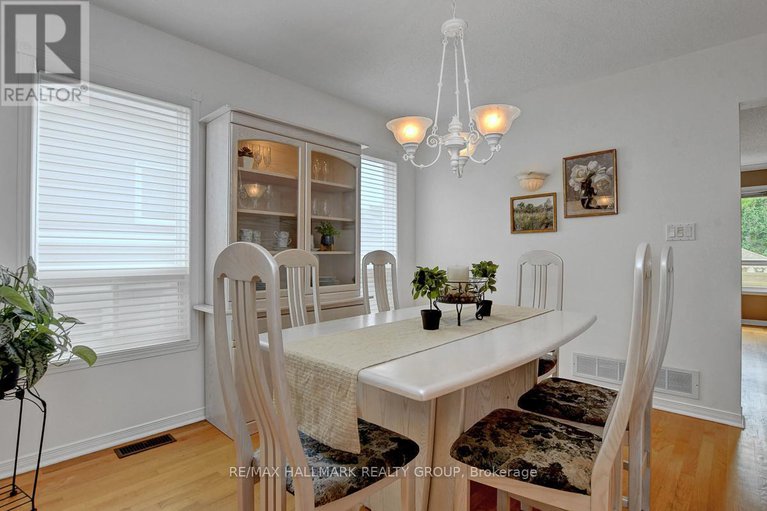 28882866/1166-ambercrest-street/carson-grove/ottawa/ontario/K1J1B2_9