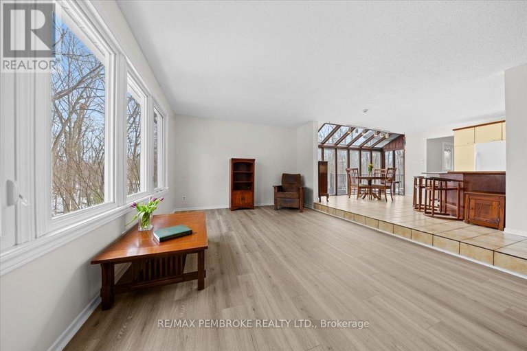 29556813/1235-millburn-crescent/cumberland-ridge/ottawa/ontario/K4C1C9_10