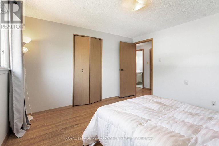 28731610/33-woodview-crescent/blackburn-hamlet/ottawa/ontario/K1B3B1_26