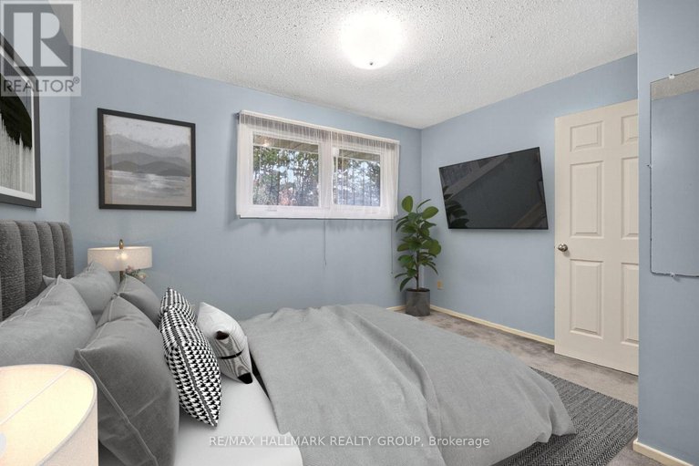 29038840/1415-plumber-avenue/carson-grove/ottawa/ontario/K1K4B2_29