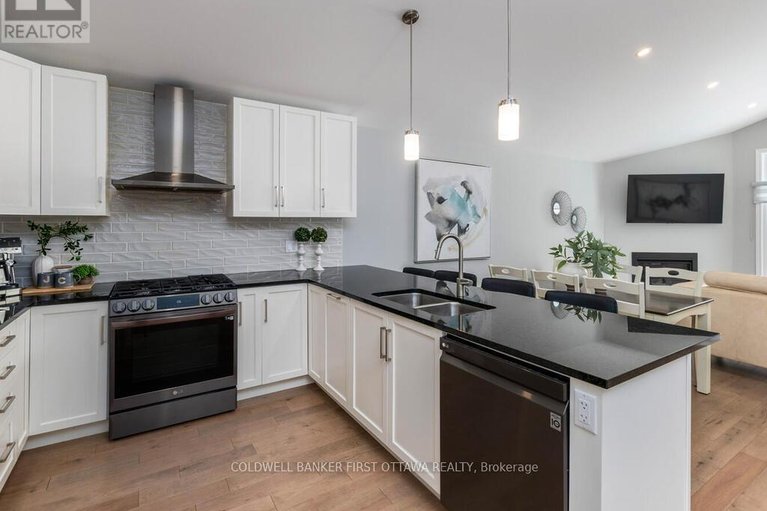 29499474/627-bracewell-street/mississippi-mills-ramsay-twp/mississippi-mills/ontario/K0A1A0_17