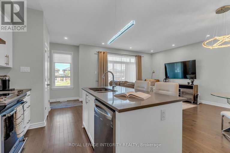 28545243/35-carabiner-private/mer-bleuebradley-estatesanderson-park/ottawa/ontario/K1W0L7_7
