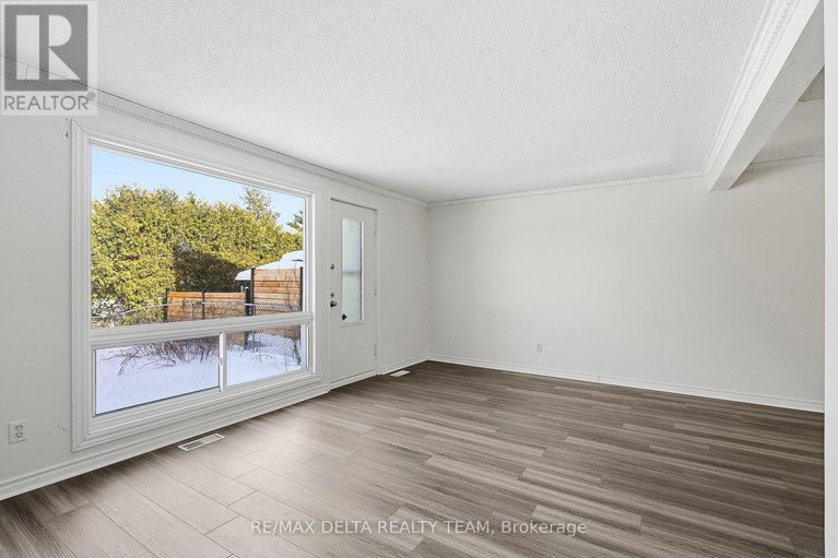 29339118/7877-jeanne-darc-boulevard-n/orleans-wood/ottawa/ontario/K1C2J1_17