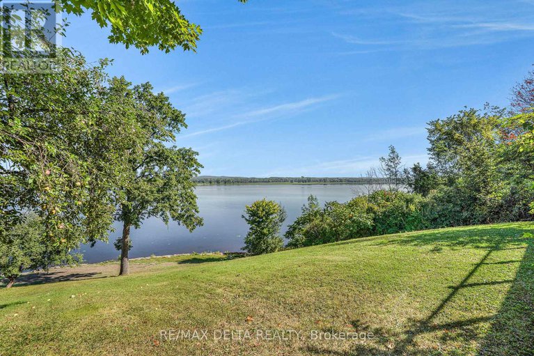 28770240/3705-old-highway-17-road/clarencerockland-twp/clarence-rockland/ontario/K4K1W2_26