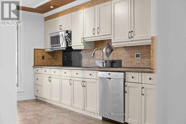 29671423/1837-windflower-way/chapel-hill/ottawa/ontario/K1C5Z8_8