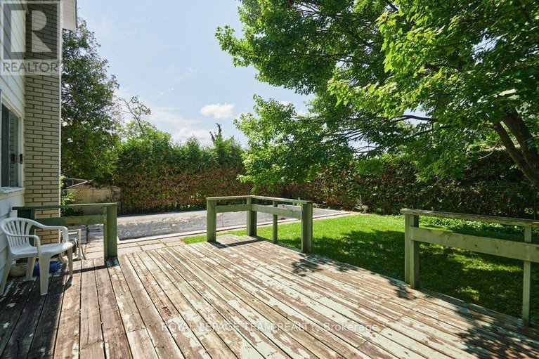 28515149/16-keewatin-crescent/borden-farmstewart-farmcarleton-heightsparkwood-hills/ottawa/ontario/K2E6Z1_29
