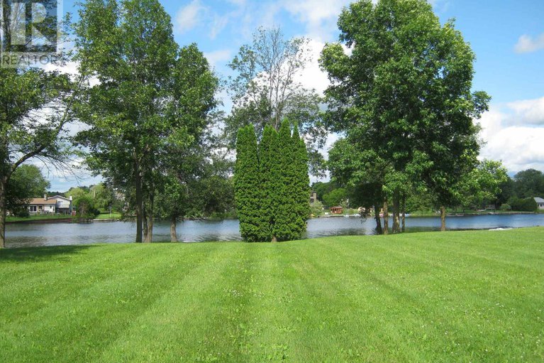 29422751/5965-rideau-valley-drive-n/manotick-south-to-roger-stevens/ottawa/ontario/K4M1B3_29