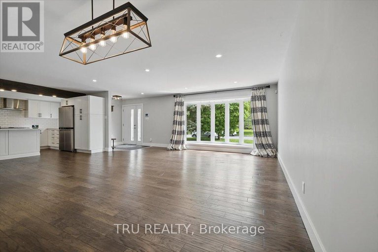 28792969/2114-balharrie-avenue/hawthorne-meadows/ottawa/ontario/K1G1G5_5
