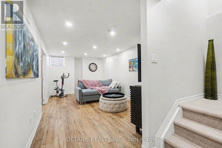 29483719/112-whispering-winds-street/mer-bleuebradley-estatesanderson-park/ottawa/ontario/K1W0B7_26