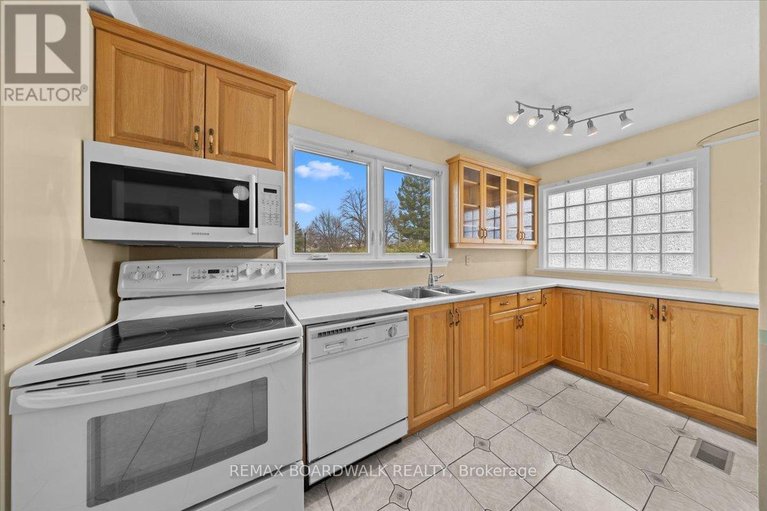 29678881/72-crownhill-street/cardinal-heights/ottawa/ontario/K1J7K8_7
