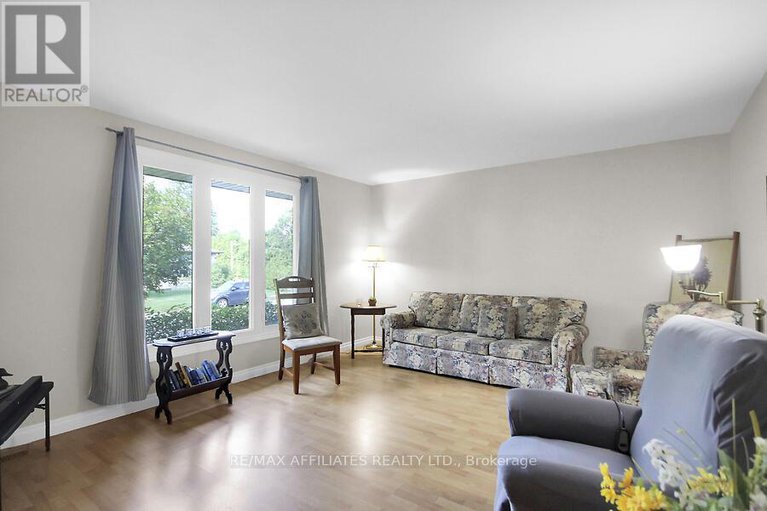 28858378/52-laurie-court/glencairnhazeldean/ottawa/ontario/K2L1S4_5