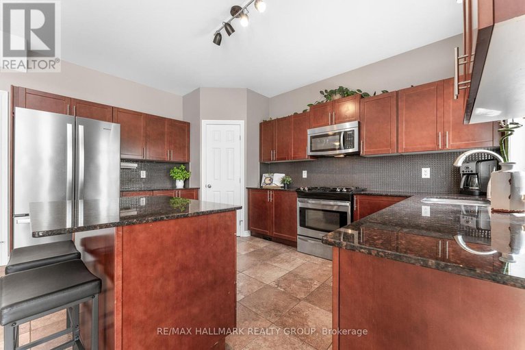 28460424/182-felicity-crescent/mer-bleuebradley-estatesanderson-park/ottawa/ontario/K1W0C2_13