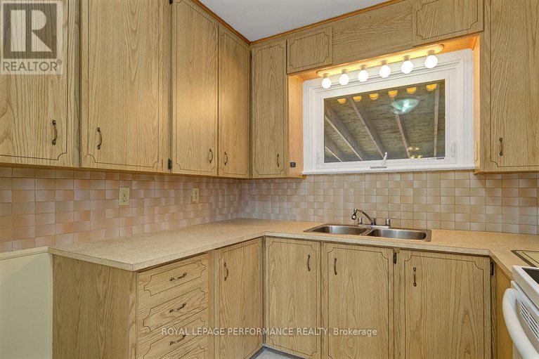 29403056/540-alesther-street/overbrookcastle-heights/ottawa/ontario/K1K1J3_10