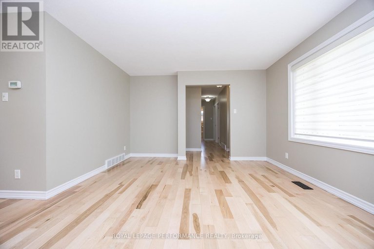 28604783/1398-jamison-avenue-s/bilberry-creekqueenswood-heights/ottawa/ontario/K1E1J5_9