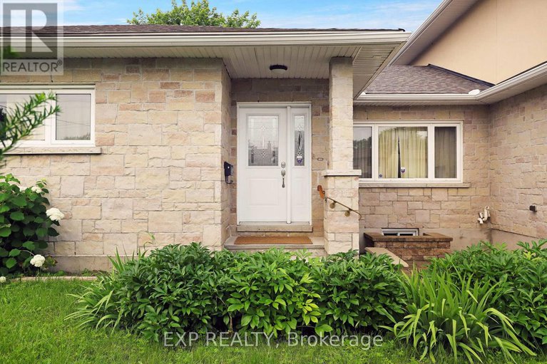 28625166/1382-fisher-avenue/city-viewskylinefisher-heightsparkwood-hills/ottawa/ontario/K2C1X1_5