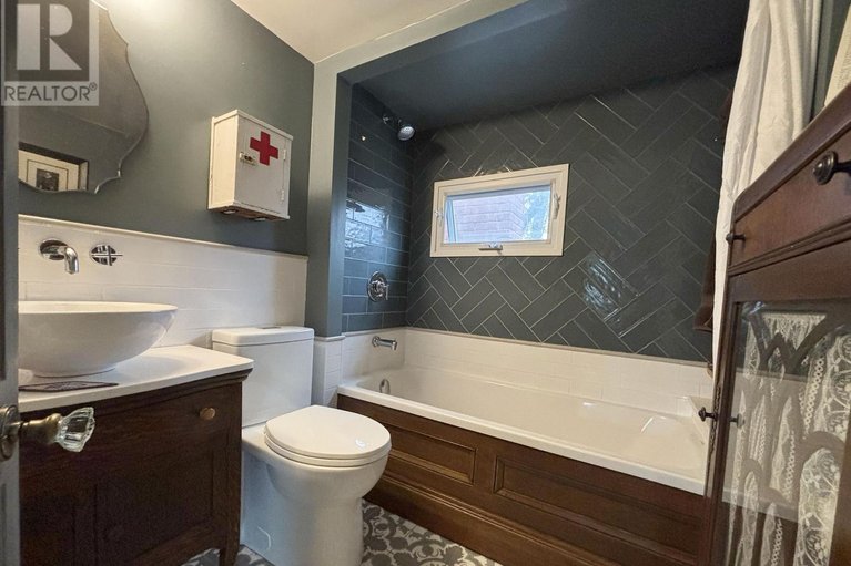 29677911/145-blackburn-avenue/sandy-hill/ottawa/ontario/K1N8A6_19