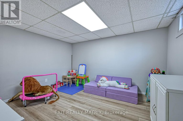 28875477/90-chesterton-drive/borden-farmstewart-farmcarleton-heightsparkwood-hills/ottawa/ontario/K2E5T6_17