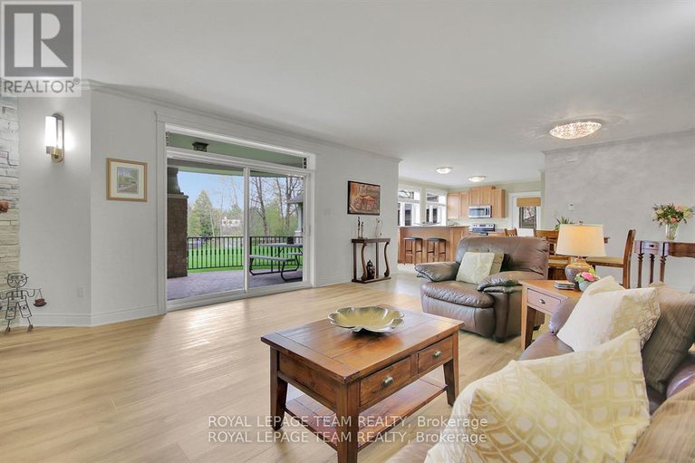 28487083/5591-manotick-main-street/manotick-village-manotick-estates/ottawa/ontario/K4M1A4_35