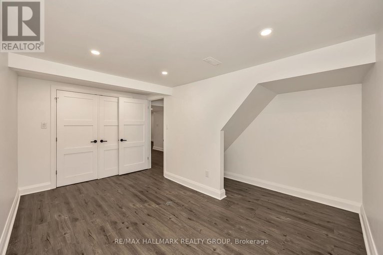 29670694/1138-sherman-drive/bel-air-heights/ottawa/ontario/K2C2M4_43