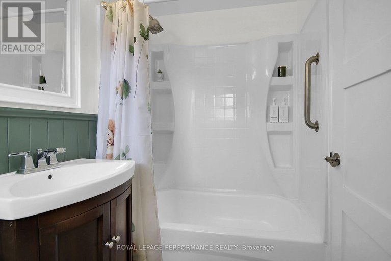 28622582/786-cummings-avenue/castle-heightsrideau-high/ottawa/ontario/K1K2L2_29