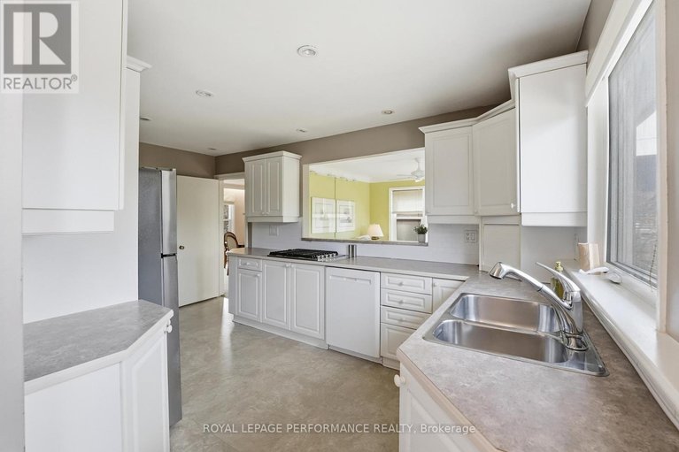 29644956/880-melwood-avenue/mckellar-heightsglabar-park/ottawa/ontario/K2A3C3_20