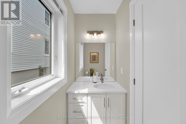 28496867/a-251-glynn-avenue/overbrookcastle-heights/ottawa/ontario/K1K1S2_7