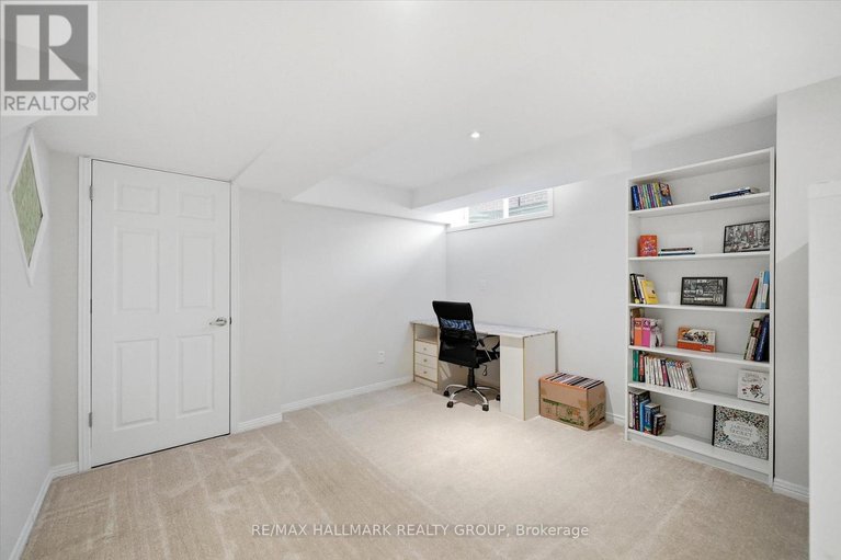 29425296/1660-country-walk-drive/chapel-hill/ottawa/ontario/K1C8E2_42