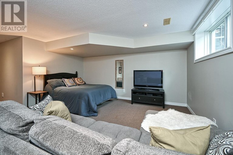 28391949/664-whitecliffs-avenue/riverside-south/ottawa/ontario/K1V2N4_35