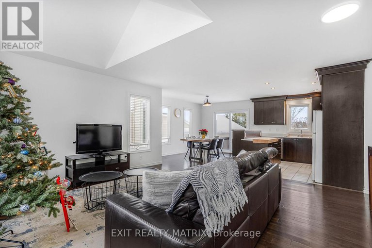 29156083/156-longueuil-street/lorignal/champlain/ontario/K0B1K0_4