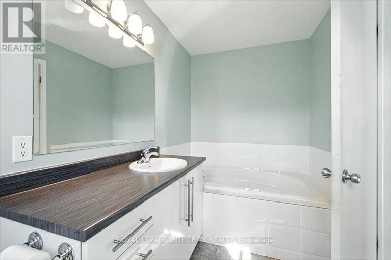 28587957/748-morningstar-way/mer-bleuebradley-estatesanderson-park/ottawa/ontario/K1W0G6_23