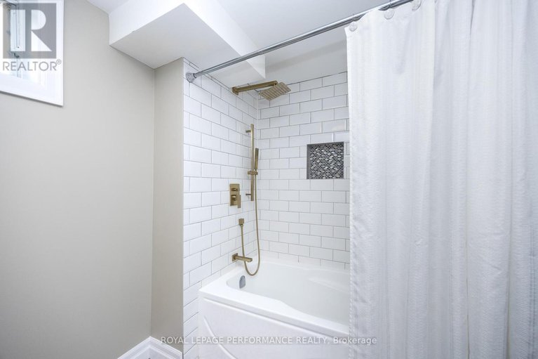 28604783/1398-jamison-avenue-s/bilberry-creekqueenswood-heights/ottawa/ontario/K1E1J5_38