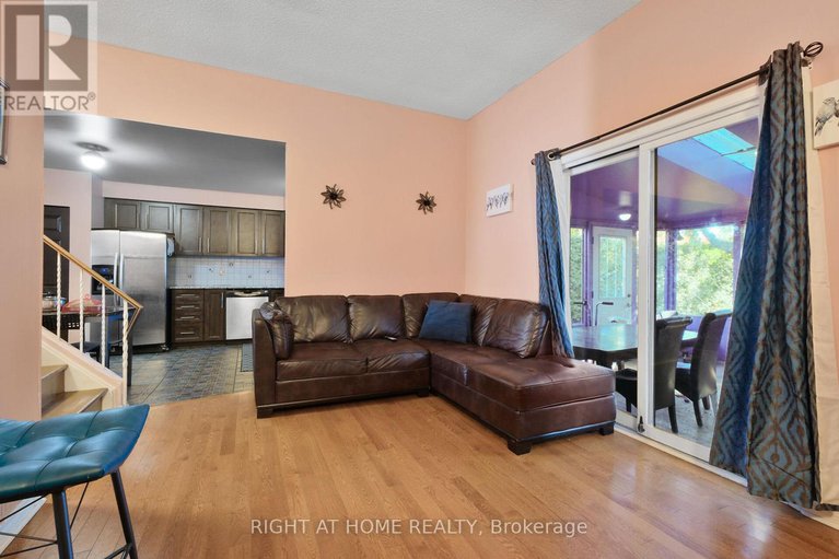 28221078/6104-vineyard-drive/convent-glen/ottawa/ontario/K1C2K2_23