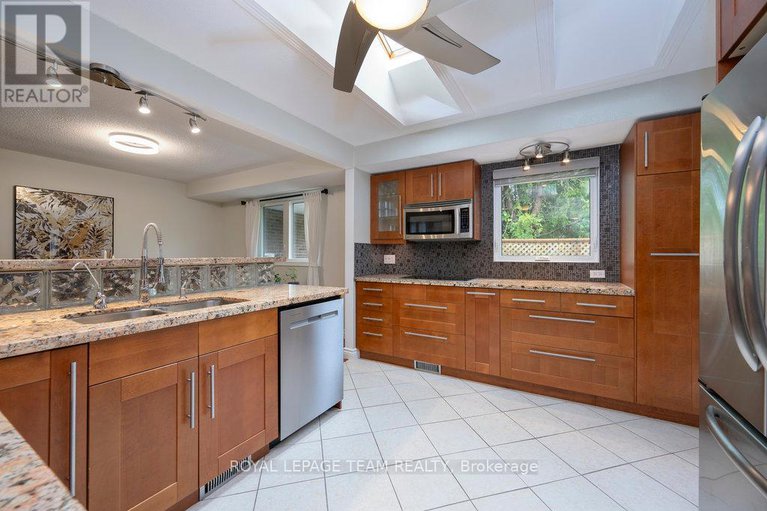 28365689/2765-quinn-road/emerald-woodssawmill-creek/ottawa/ontario/K1T3V4_12