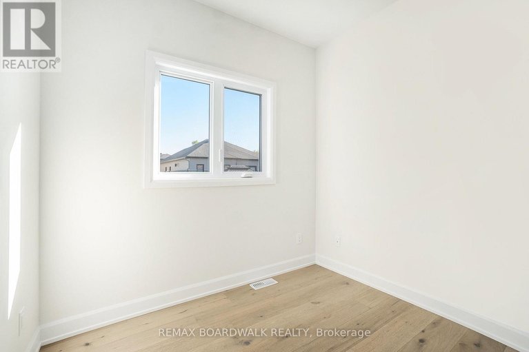 29490948/619-geneva-crescent/embrun/russell/ontario/K0A1W0_16