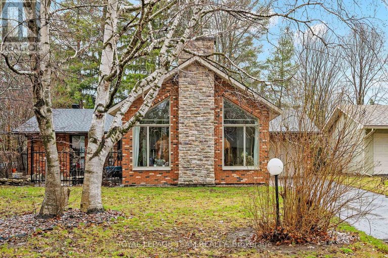 29622529/33-rutherford-crescent/beaverbrook/ottawa/ontario/K2K1N1_1